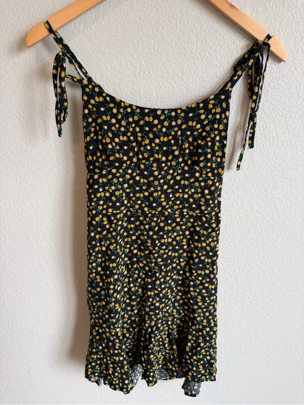 🍋 Lemon-print tie-strap mini dress